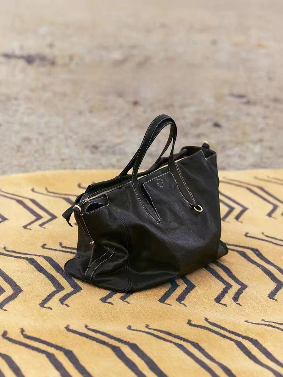 Choosing the Right Bag for Travel: Light, Secure, and Chic